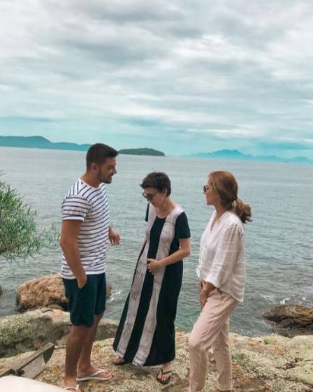 Adriana Calcanhotto e Maitê Proença com amigo. Foto: Instagram