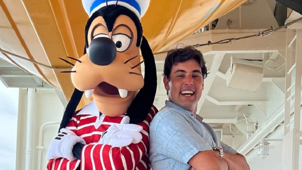 Reprodução/Instagram 26.06.2023 Bruno de Luca e o Pateta a bordo do Disney Magic