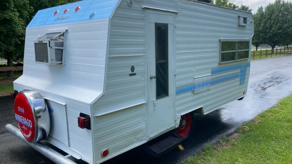 Motorhome Winnebago Camper Trailer de 1964 é leiloado nos EUA