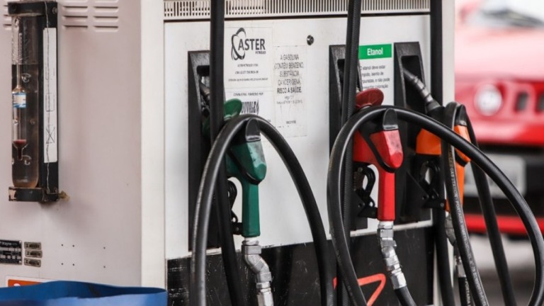 Gasolina sobe 6% e fecha março com média de R$ 7,32, aponta Ticket Log