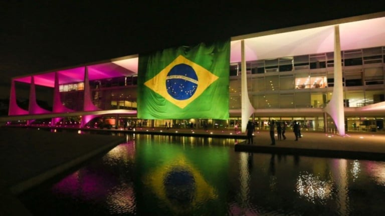 Bolsonaro manda estender bandeira do Brasil no Palácio do Planalto