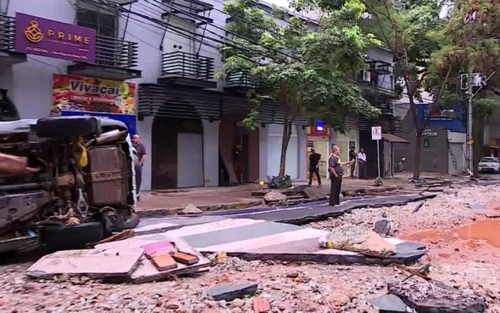 Chuva forte alaga ruas e causa destruição e morte na região de Belo Horizonte