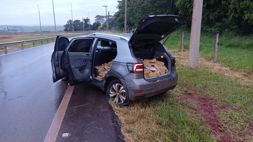 PRF apreende maconha após perseguição no Paraná e SP; suspeitos fugiram PRF apreende maconha após perseguição no Paraná e SP; suspeitos fugiram