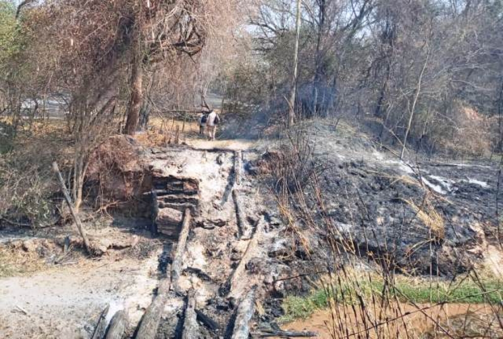Queimada destrói ponte na estrada rural do Pombo em Marília; terá reforma Queimada destrói ponte na estrada rural do Pombo em Marília; terá reforma