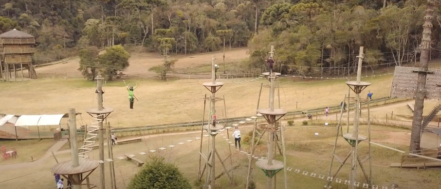 A atividade 'Arborismo Light' oferecida pelo Centro de Lazer Tarundu, em Campos do Jordão.. Foto: Centro de Lazer Tarundu/Divulgação