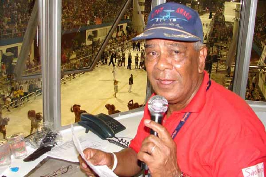 Jurandir Oliveira, o Mestre Sabu, durante apresentação do carnaval de rua em São Paulo