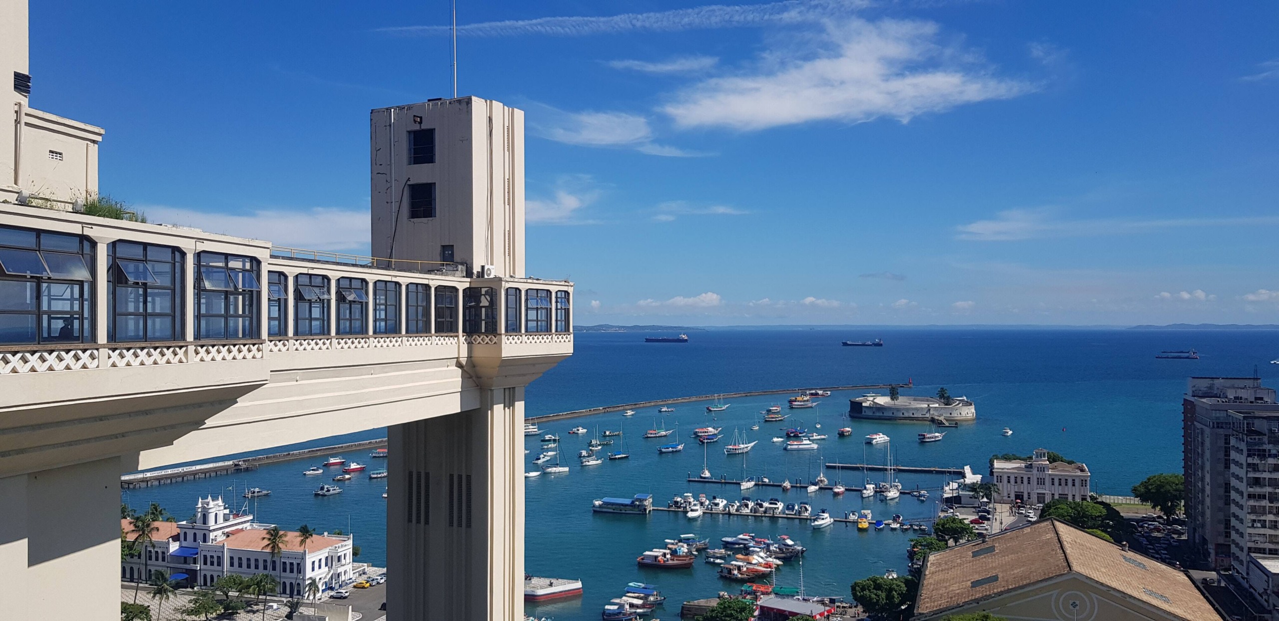 Elevador Lacerda, o importante ponto turístico da capital baiana foi o primeiro elevador urbano do mundo. Foto: Ruan Tcharle/Unsplash