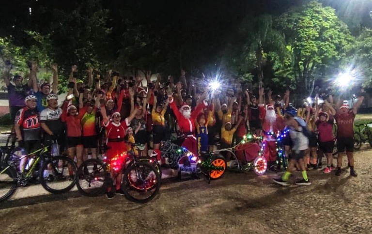 Pedal com ação de Natal reúne dezenas de ciclistas e vira atração em Marília