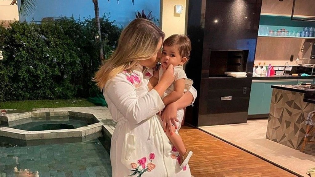 Marília Mendonça vivia em mansão luxuosa com o filho; veja fotos