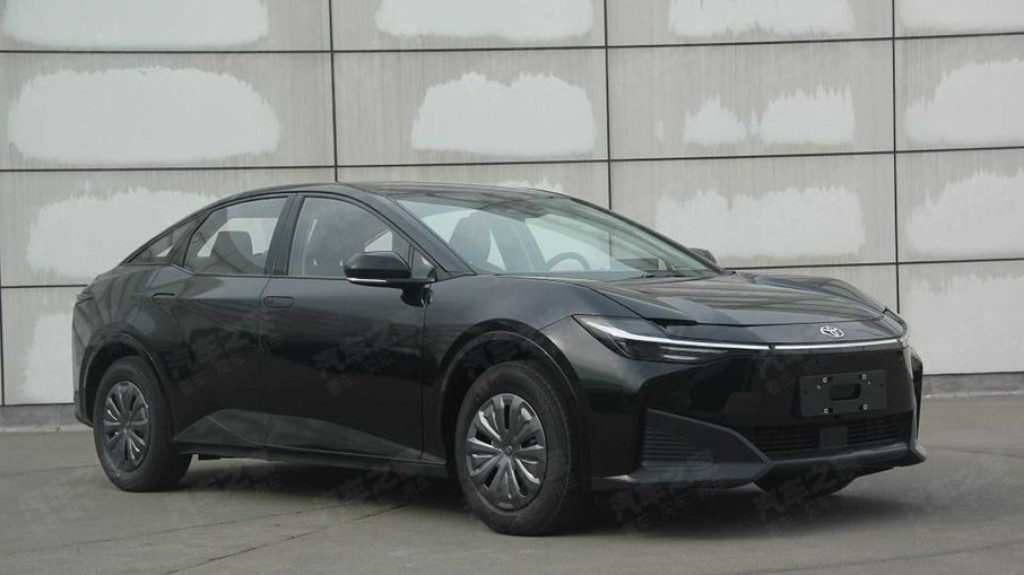 Vazam imagens de sedã elétrico da Toyota com porte de Corolla