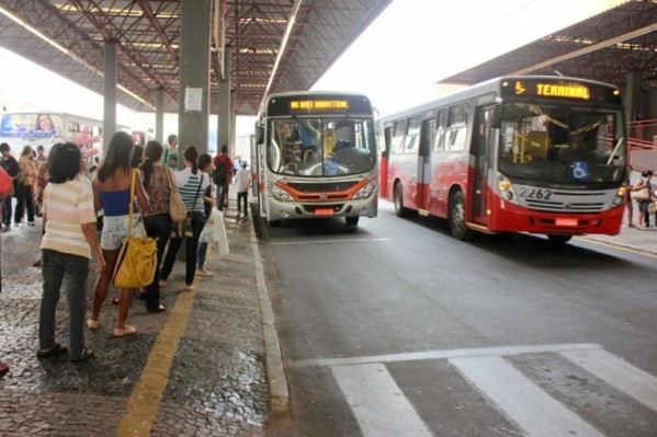 Empresa de ônibus ameaça usuários e prefeitura em pressão por aumento