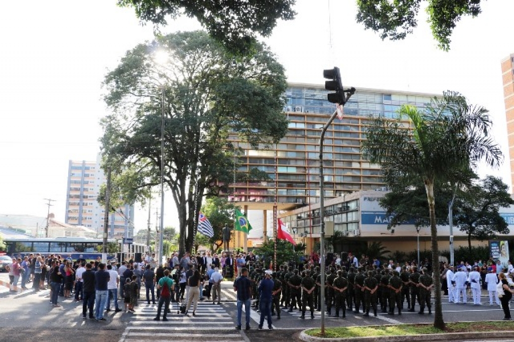 Solenidade para 93 anos de emancipação de Marília reuniu autoridades em frente à prefeitura – Mauro Abreu/Divulgação