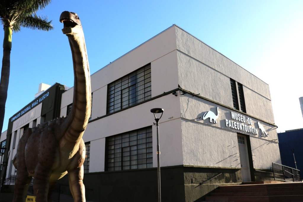 Sexta-feira Santa muda horários para comércio e serviços em Marília Sexta-feira Santa muda horários para comércio e serviços em Marília