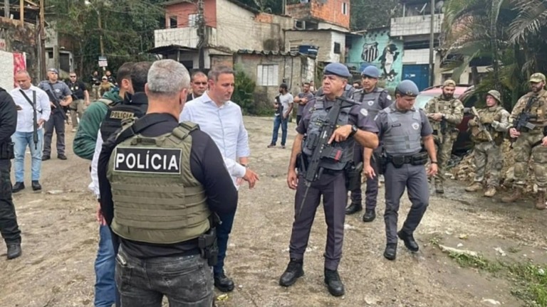 SSP-SP O secretário de Segurança Pública Guilherme Derrite (de camisa) no Guarujá, durante a Operação Escudo