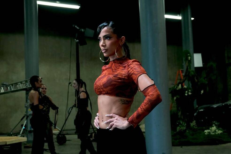 Fotos de bastidores do novo clipe da cantora Anitta. Foto: Reprodução