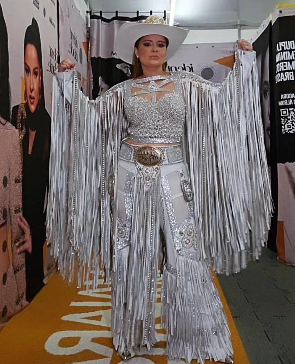 Maiara e Maraisa usam looks de Rainhas do Rodeio em show em Jaguariúna