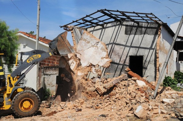 Imóvel considerado abandonado é demolido na zona norte