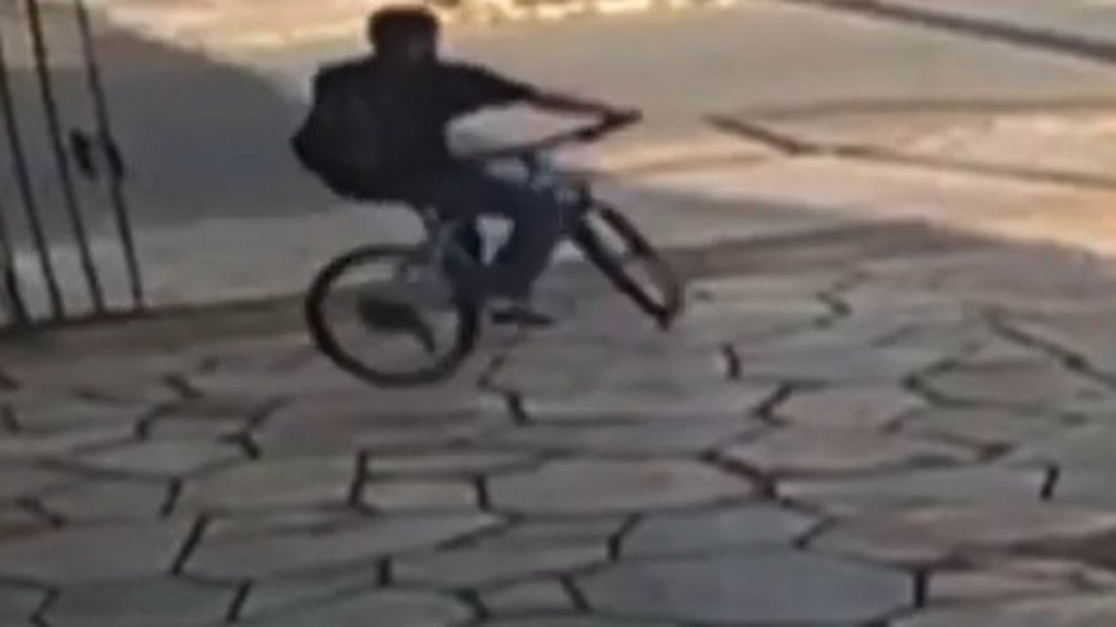 VÍDEO: Ladrão religioso faz sinal da cruz antes de roubar bicicleta