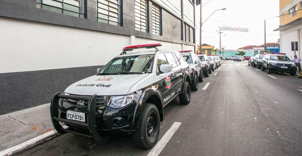 Dupla com arma assalta estacionamento em avenida de Marília