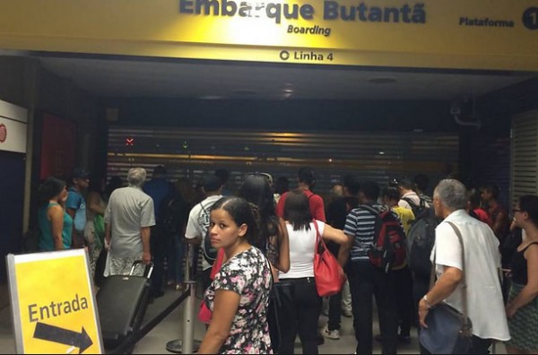 Usuários em estação do metrô sem luz em São Paulo