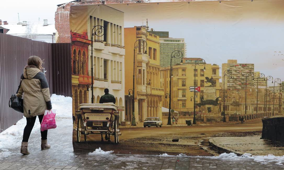 Cuba, na Rússia. Painel mostra imagem da escaldante capital cubana em meio à neve de Kazan. Foto: Juarez Becoza / Juarez Becoza