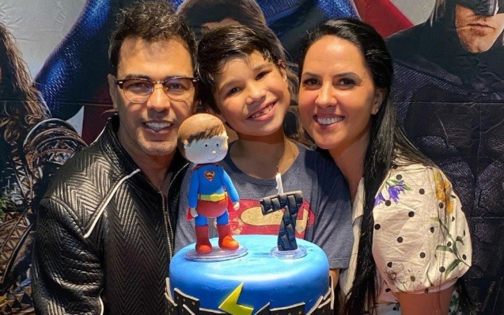 Zezé Di Camargo e Graciele Lacerda vão juntos ao aniversário de neto Zezé Di Camargo e Graciele Lacerda vão juntos ao aniversário de neto