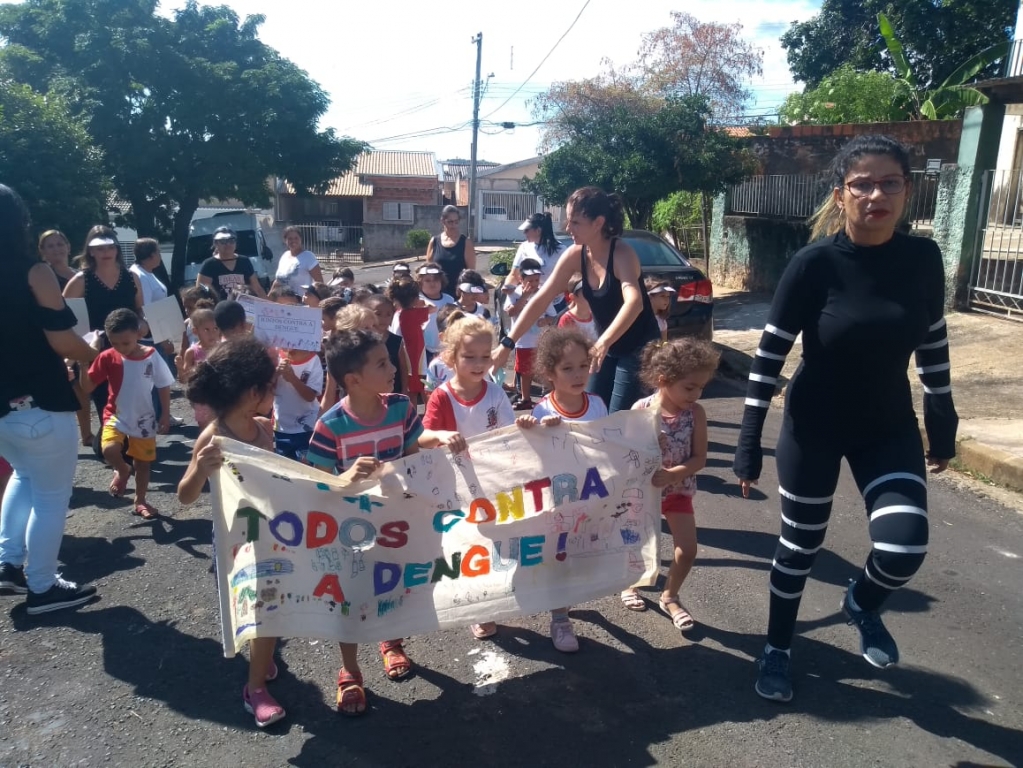 Cidade tem 345 casos de dengue e beira epidemia; prevenção vai às escolas