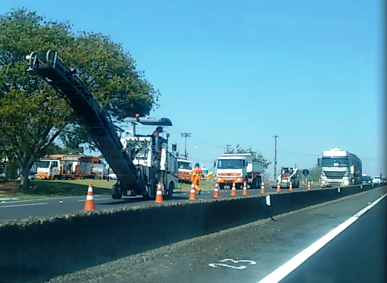 Obras deixam trânsito lento e fecham uma pista do Contorno em Marília