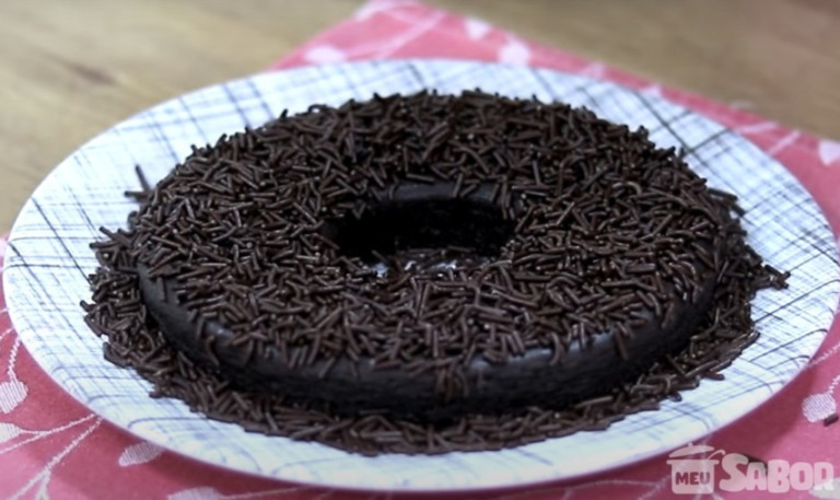 Aprenda a fazer um super gostoso e fácil brigadeirão de micro-ondas!
