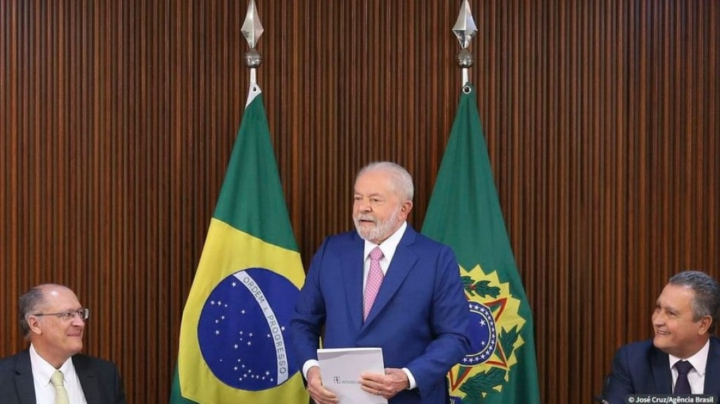 Lula vai a Araraquara após chuvas atingirem a cidade Lula vai a Araraquara após chuvas atingirem a cidade