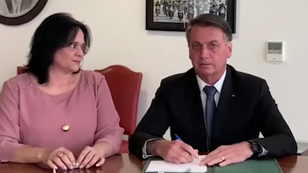 Eleições: Bolsonaro estuda ter ministra Damares como vice em 2022 Eleições: Bolsonaro estuda ter ministra Damares como vice em 2022