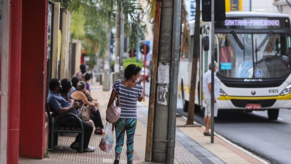 Covid-19: ponto de ônibus é onde há maior risco de contágio, diz estudo