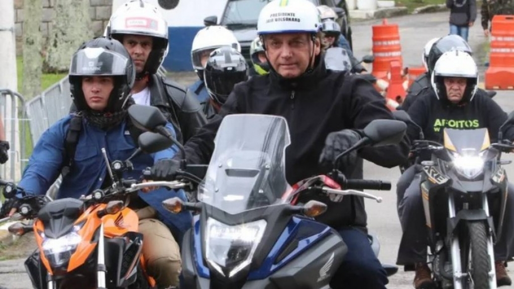 Bolsonaro anda com capacete sem viseira e comete infração de trânsito no Guarujá Bolsonaro anda com capacete sem viseira e comete infração de trânsito no Guarujá