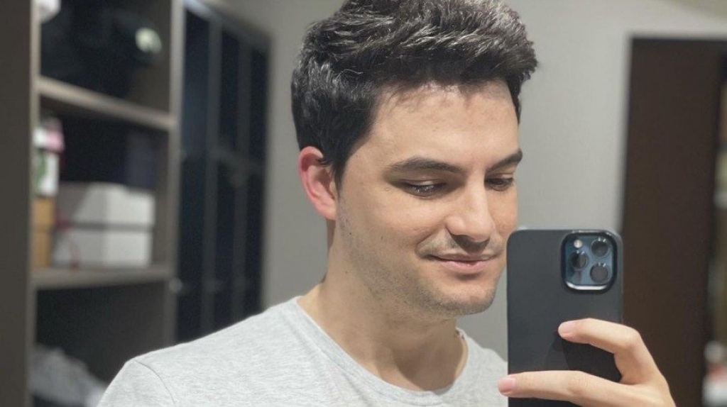 Após término, Felipe Neto gasta mais de R$ 60 mil para se consolar Após término, Felipe Neto gasta mais de R$ 60 mil para se consolar