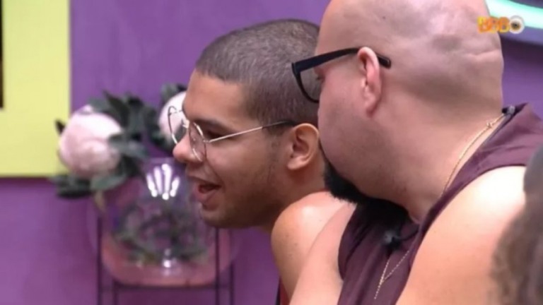 'BBB': Vyni fica constrangido após piadas por pegar camisinha para Eli