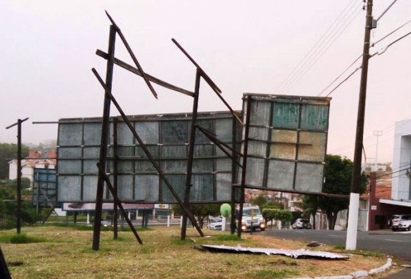 Vento já causa danos em Marília; frente fria traz chuva