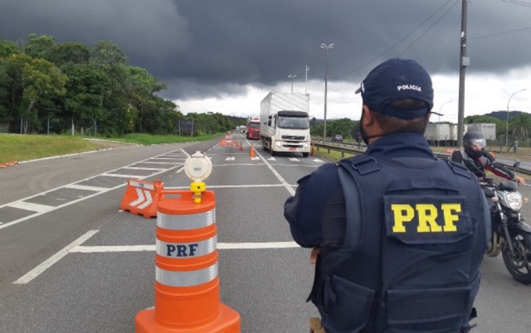 Feriado - PRF flagra 62 ultrapassagens proibidas e motorista embriagado na BR-153