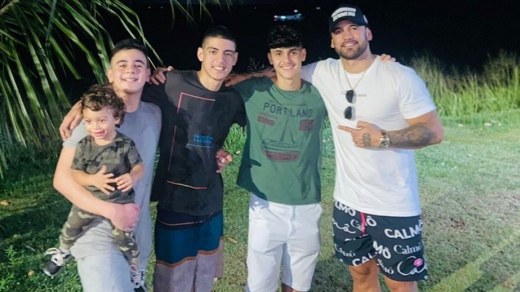 Ex-BBB Hadson Nery apresenta filho de 19 anos à família Ex-BBB Hadson Nery apresenta filho de 19 anos à família