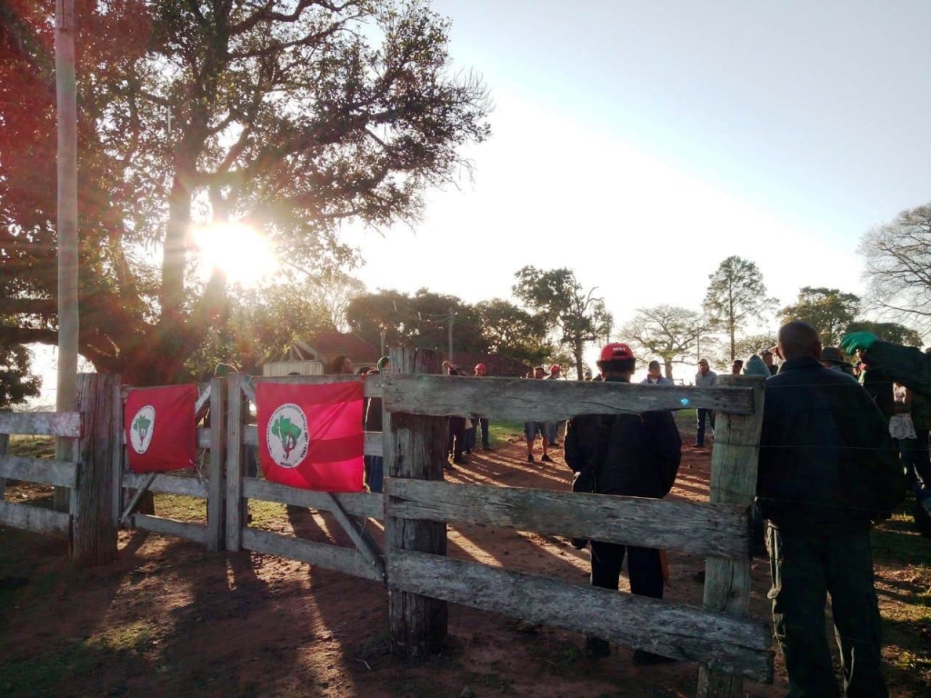 Famílias Sem-Terra ocupam fazenda em Gália