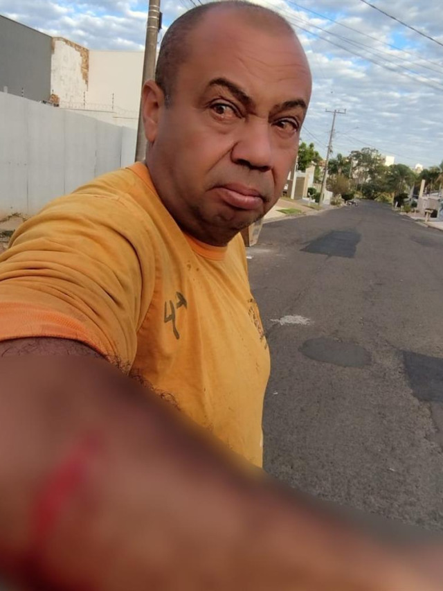 Coletor sofre corte profundo com caco em saco de lixo em bairro nobre