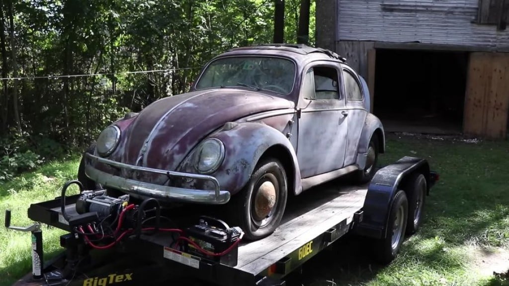 Raro Fusca de 1958 abandonado sai da garagem depois de 25 anos