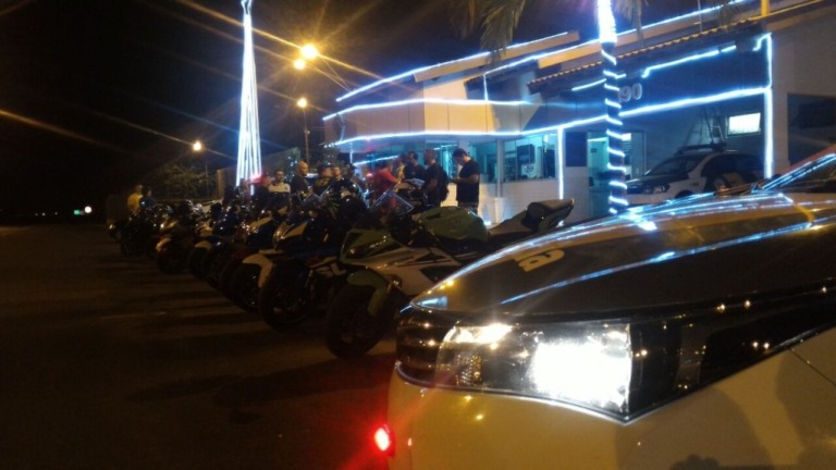 Polícia Rodoviária decora base para Natal e arrecada fraldas