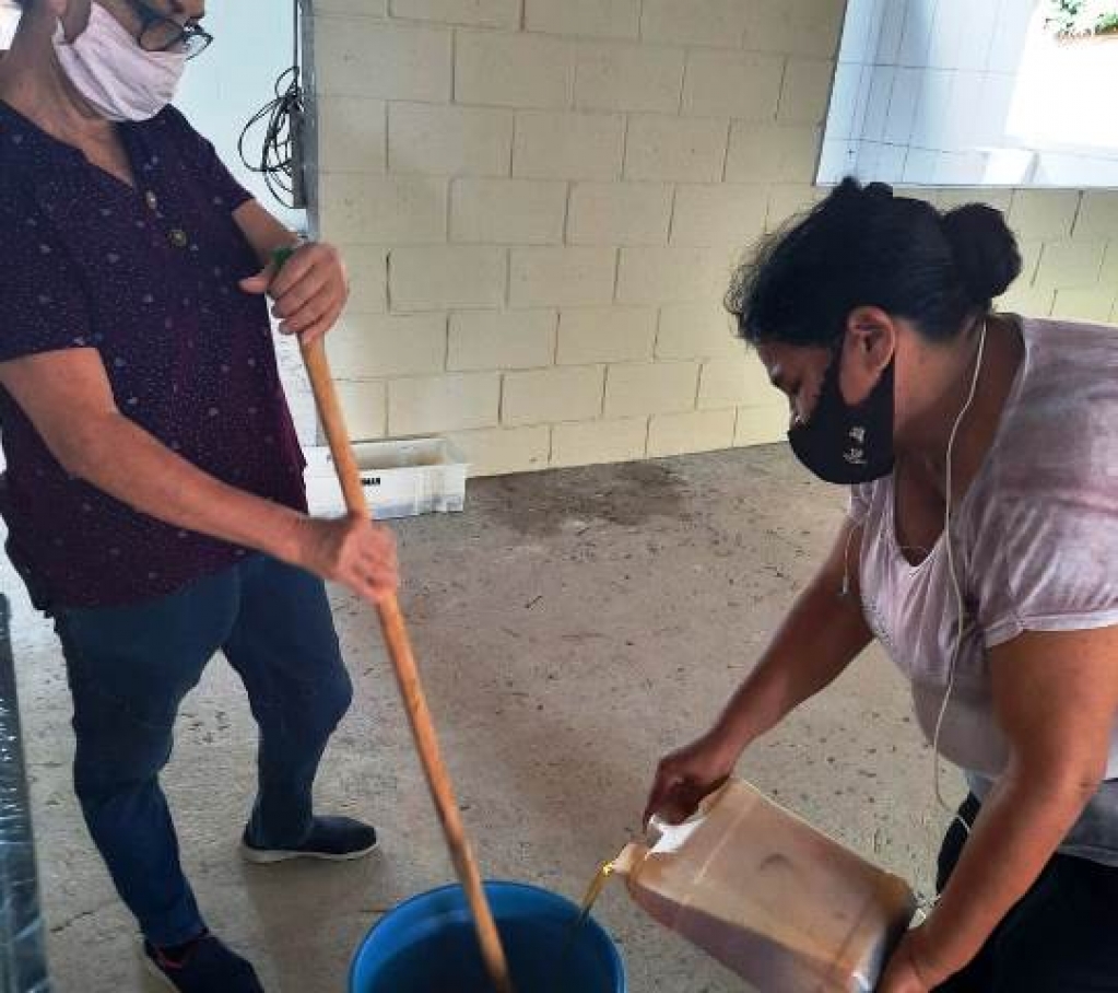 Servidoras reutilizam óleo de cozinha e fazem sabão caseiro em Marília; veja a receita