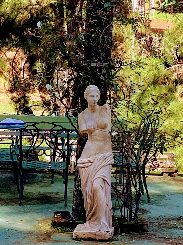 Estátua próxima à área da piscina. Foto: Divulgação