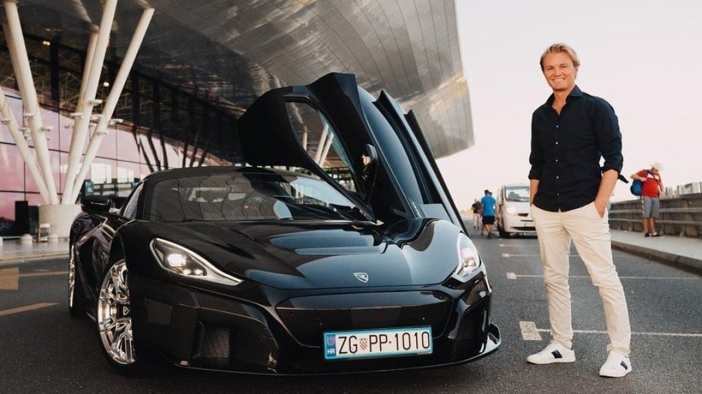 Nico Rosberg recebe seu carro elétrico de quase 2000 cv