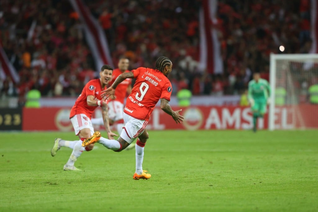 Internacional vence e avança como líder do grupo na Libertadores