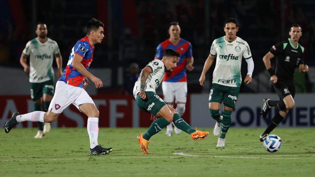 Palmeiras goleia no Paraguai e cola na liderança do grupo C, na Libertadores