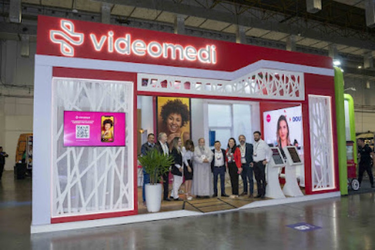 PADRE ANTÔNIO MARIA FOI PRESTIGIAR E ABENÇOAR O LANÇAMENTO DA VIDEOMEDI NA EXPO EMPREENDEDOR EM SÃO PAULO