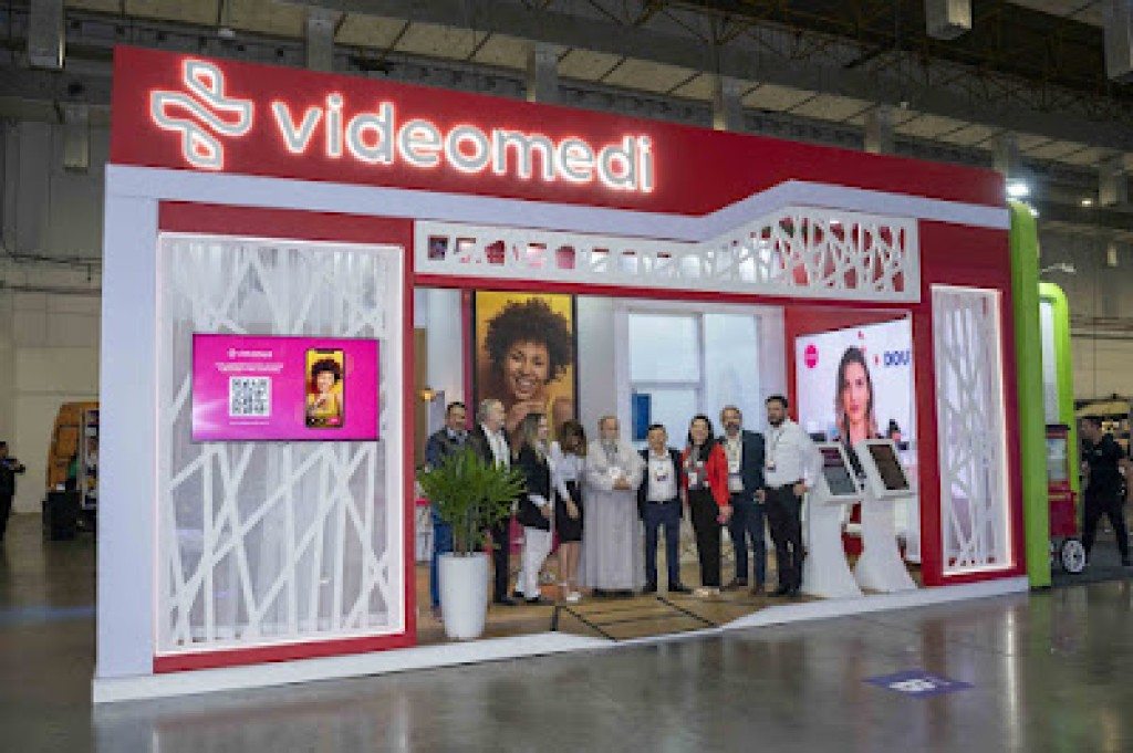 PADRE ANTÔNIO MARIA FOI PRESTIGIAR E ABENÇOAR O LANÇAMENTO DA VIDEOMEDI NA EXPO EMPREENDEDOR EM SÃO PAULO