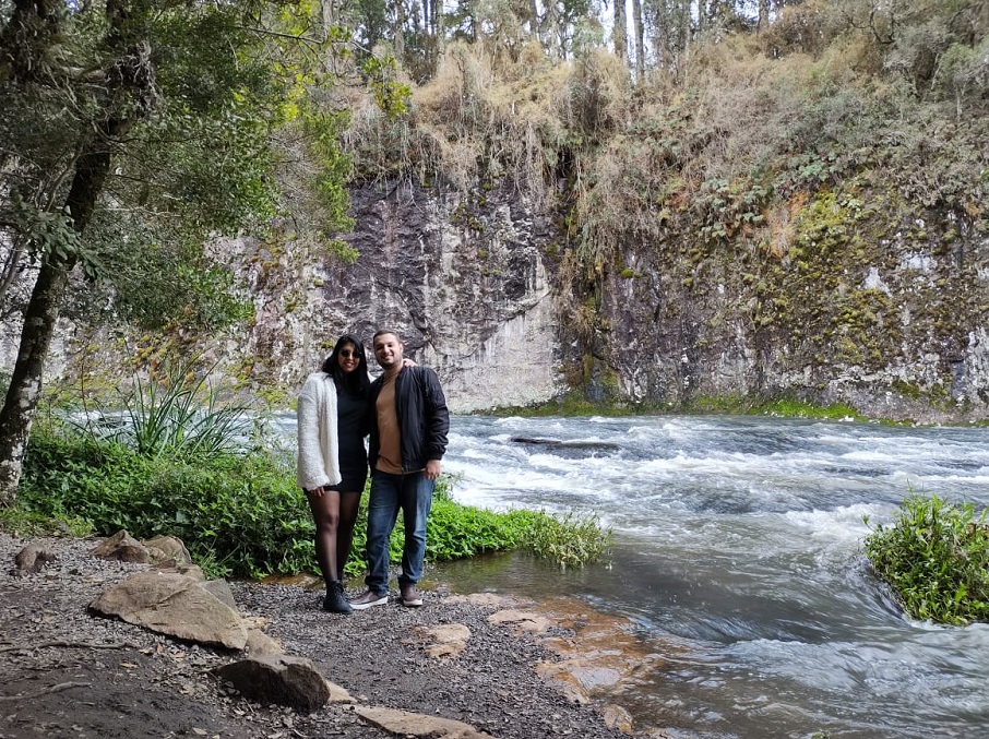 Jessica Lobo Moraes e o esposo em Gramado (RS).  A viagem foi paga com o serviço de assinaturas da RDC Viagens. Foto: Arquivo pessoal